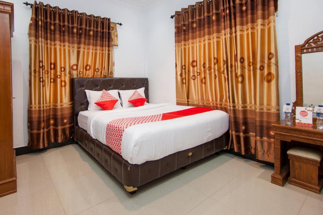 Oyo 1520 Hotel Kartini Tarutung Exterior photo