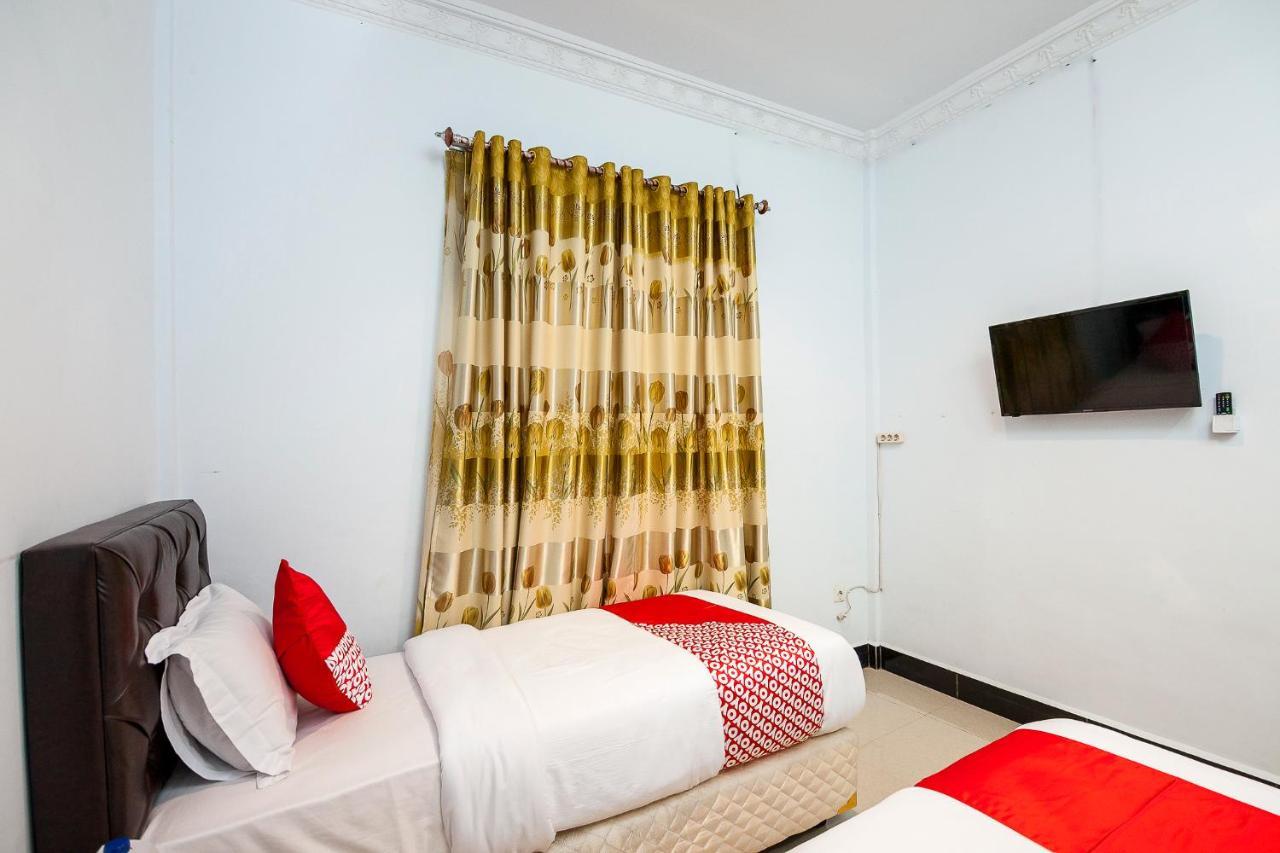 Oyo 1520 Hotel Kartini Tarutung Exterior photo